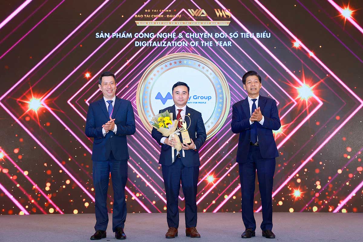 Ông Phạm Văn Hoành, Tổng Biên tập Báo tài chính - Đầu tư, Trưởng ban Tổ chức Diễn đàn & ông Phan Lê Thành Long, Chủ tịch sáng lập Cộng đồng Cố vấn tài chính Việt Nam (VWA), Thường trực Hội đồng Bình chọn trao cho Meey Group  