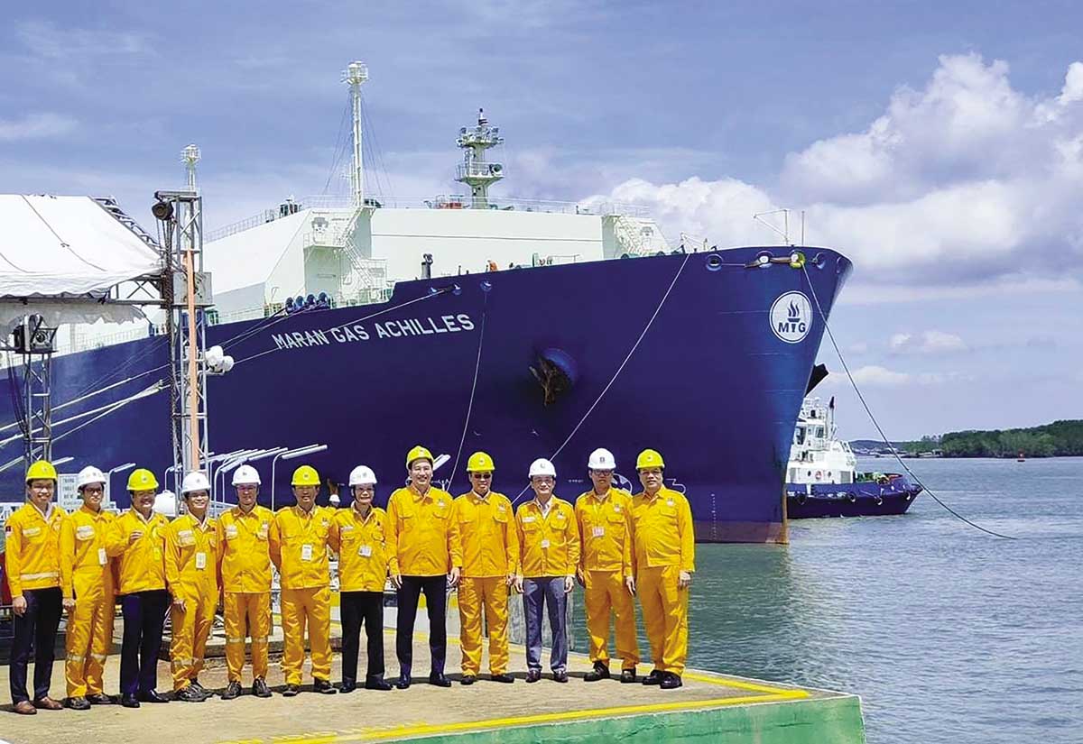 Lãnh đạo PV GAS chụp ảnh lưu niệm cùng con tàu LNG đầu tiên đến Việt Nam