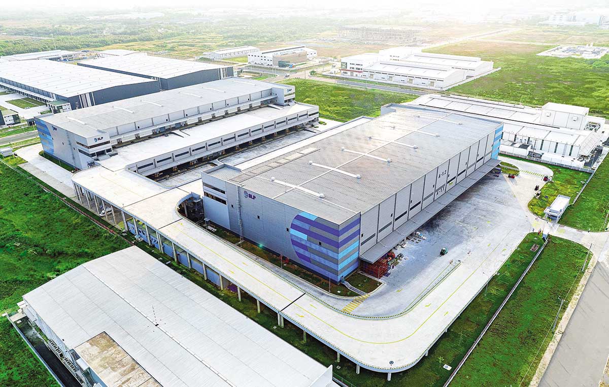 Các nhà đầu tư có xu hướng chọn nhà kho, nhà xưởng xây sẵn để có thể nhanh chóng đi vào sản xuất (Ảnh: Lê Toàn)