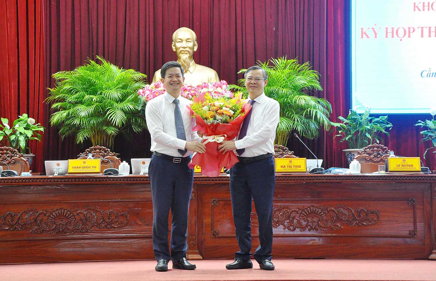 Bí thư Thành ủy Cần Thơ Lê Quang Tùng (bên trái) tặng hoa chúc mừng ông Trương Cảnh Tuyên