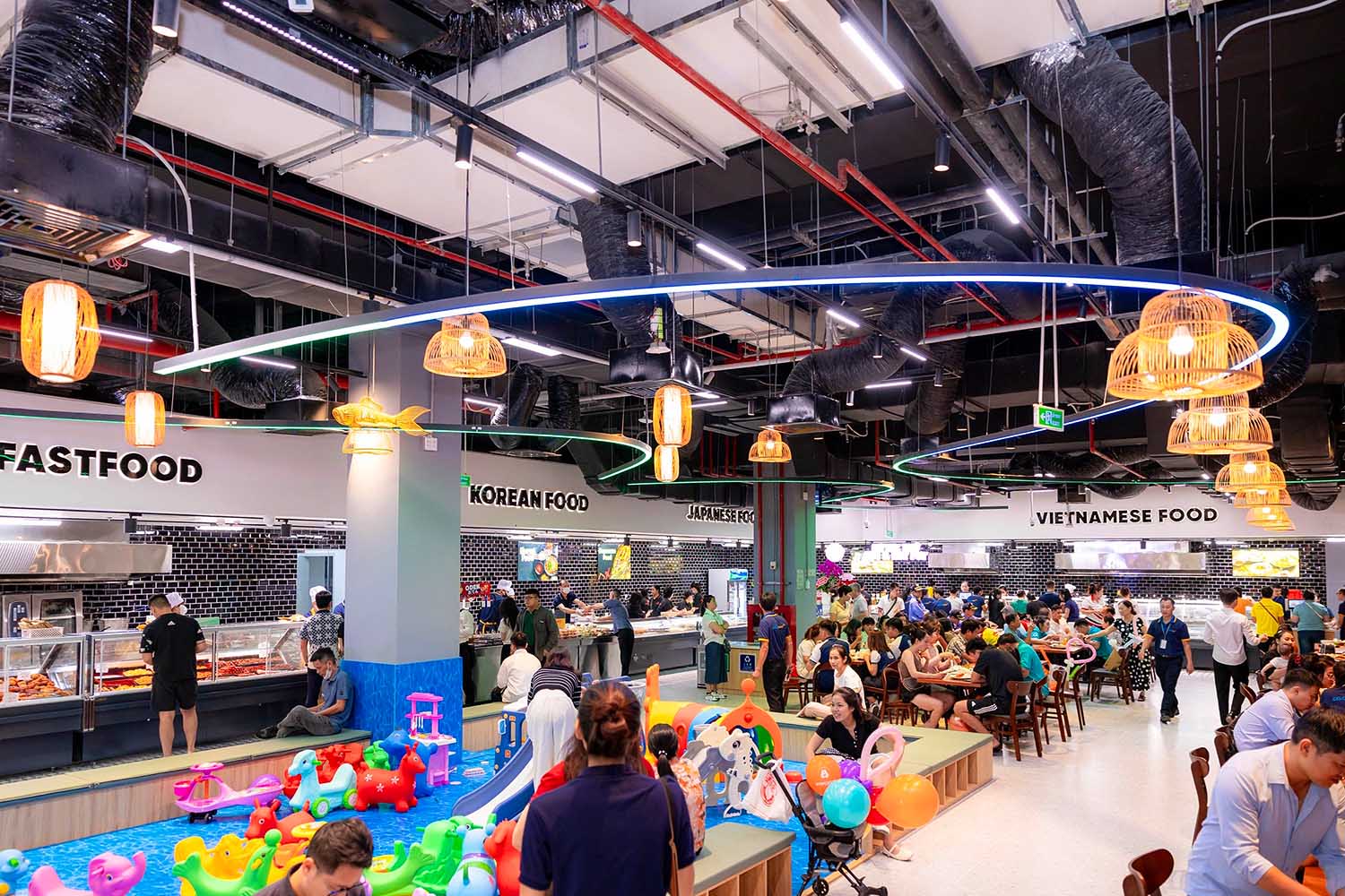 Vincom Mega Mall Royal Island thu hút đông đảo khách hàng mua sắm, vui chơi và trải nghiệm ngay trong sáng khai trương