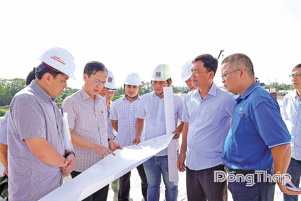 Chủ tịch UBND tỉnh Đồng Tháp Trần Trí Quang (thứ 2 từ trái qua) kiểm tra khảo sát tiến độ Dự án cao 
