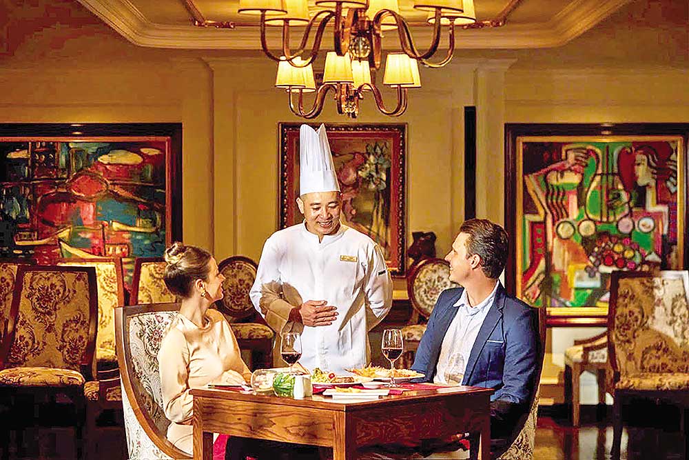 Du khách quốc tế trải nghiệm trên du thuyền Emperor (Ảnh: luxgroup)