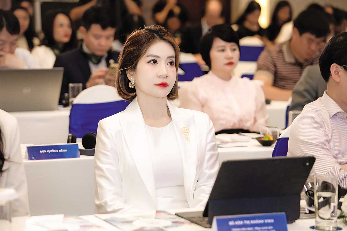 Bà Hàn Thị Khánh Vinh, Thành viên HĐQT, Tổng giám đốc Vinapharm