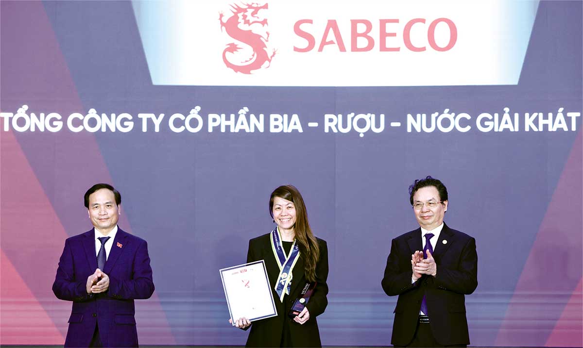 Đại diện SABECO nhận giải thưởng Top 10 Thương hiệu uy tín tại sự kiện Thương hiệu Mạnh Việt Nam 2025, tổ chức tại Hà Nội
