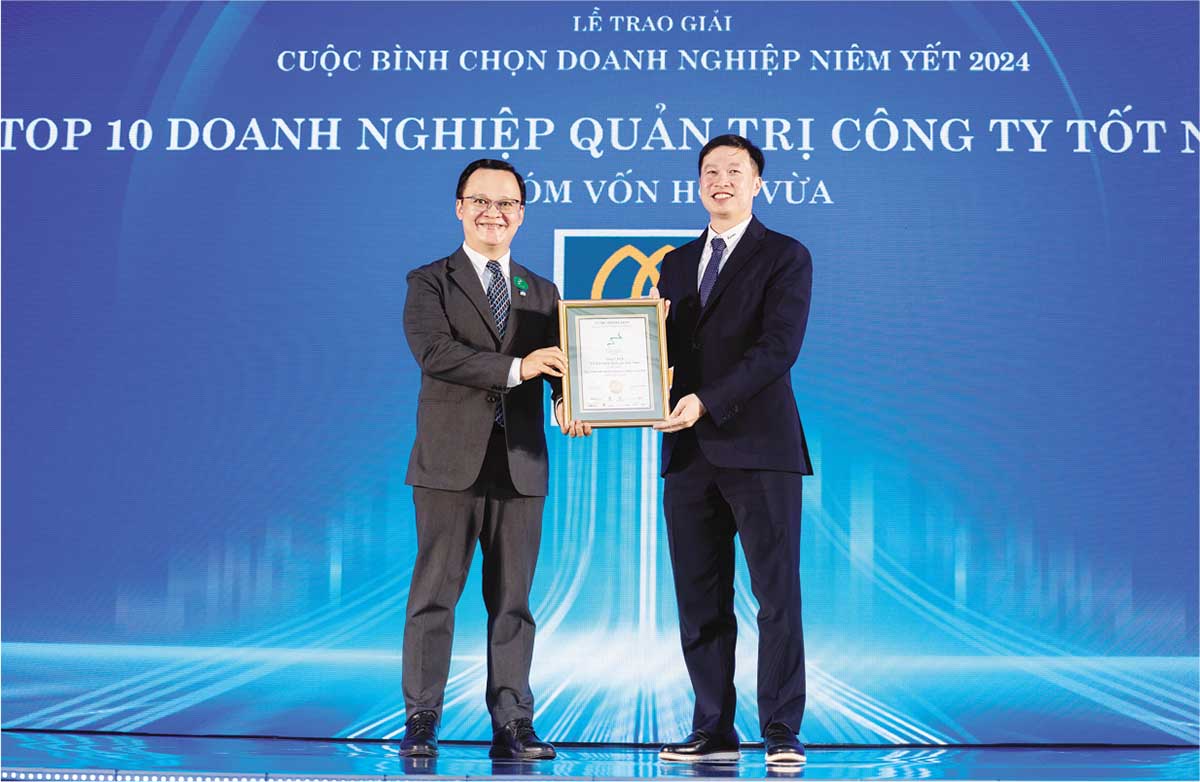 Ông Nguyễn Anh Tuấn, Chủ tịch HĐQT Vinare nhận giải Top 10 doanh nghiệp quản trị  công ty tốt, Cuộc bình chọn doanh nghiệp niêm yết Việt Nam (VLCA) 2024