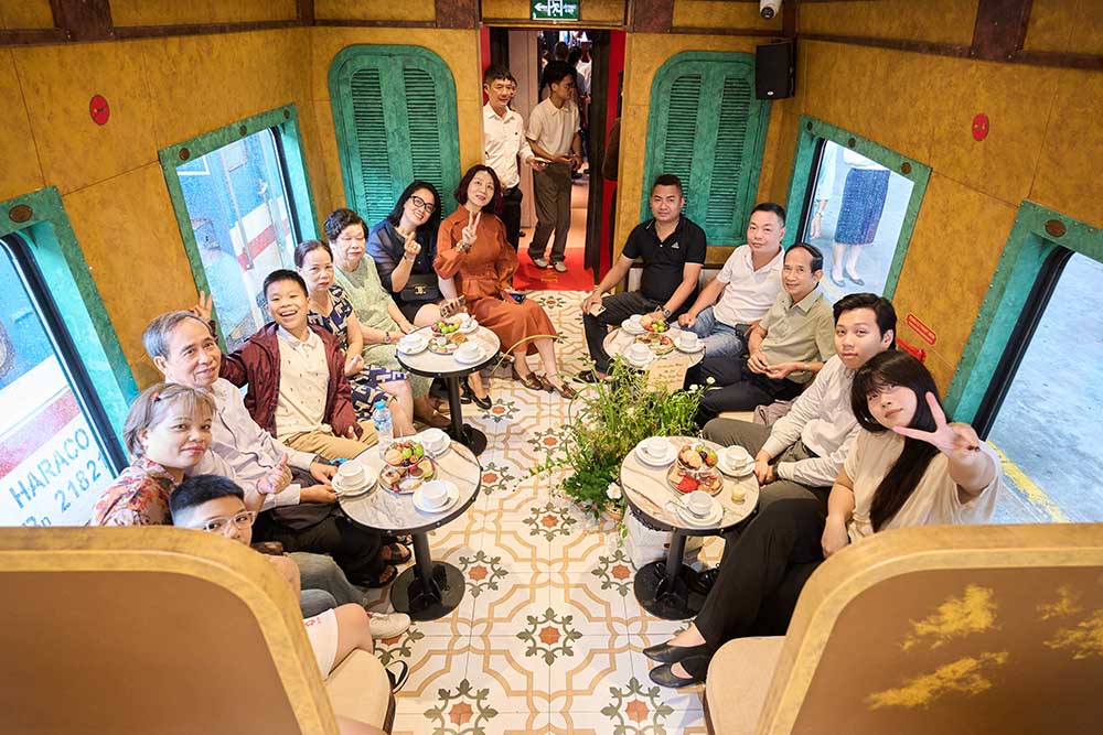 Du khách trải nghiệm đoàn tàu văn hóa, du lịch Hà Nội 5 của ô - The Hanoi Train