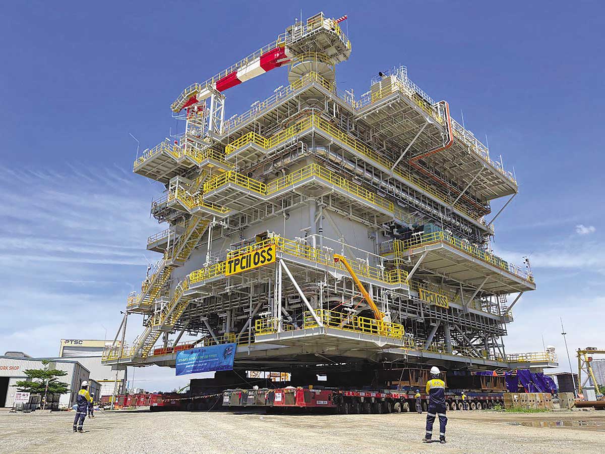 Kiện hàng topside có kích thước  “khủng” được PPL vận chuyển bằng thiết bị đặc chủng SPMT