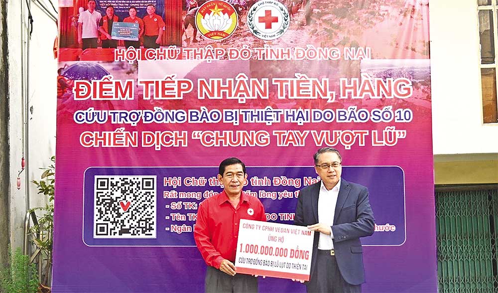 Ông Ni Chih Hao, Tổng giám đốc Vedan Việt Nam, trao 1 tỷ đồng tới  Hội Chữ thập đỏ tỉnh Đồng Nai