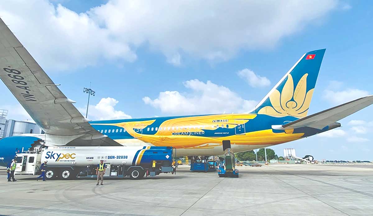 Tra nạp nhiên liệu tại sân bay Tân Sơn Nhất