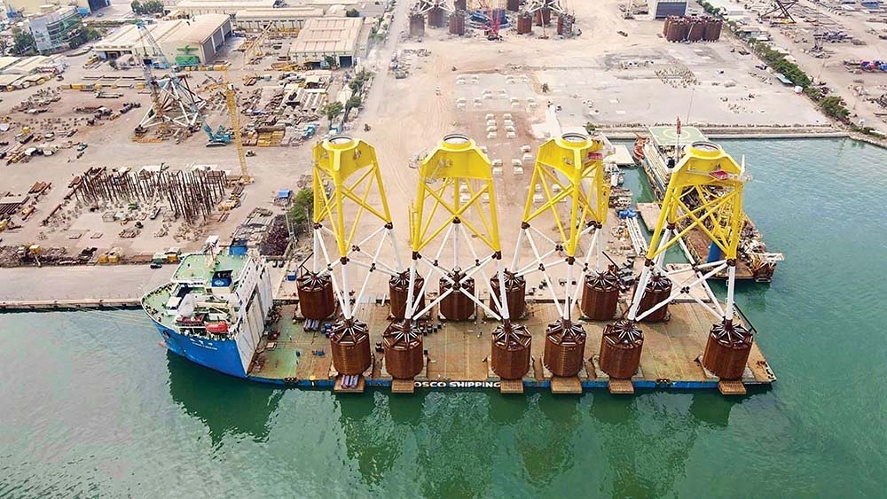 Lần đầu tiên 4 kiện chân đế điện gió ngoài khơi được load-out theo phương ngang lên cùng 1 con tàu để xuất khẩu được PPL thực hiện bằng hệ thống trục SPMT (Ảnh: chủ đầu tư)
