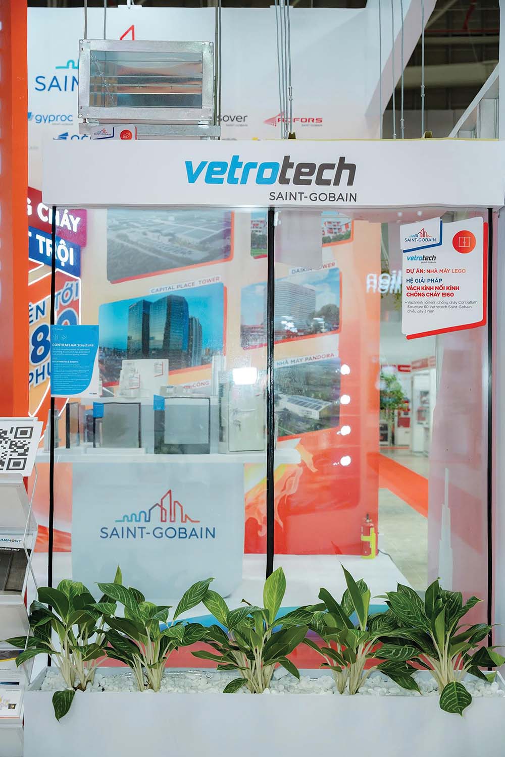 Mô phỏng vách kính nối kính chống cháy Vetrotech EI60 sử dụng tại nhà máy của LEGO