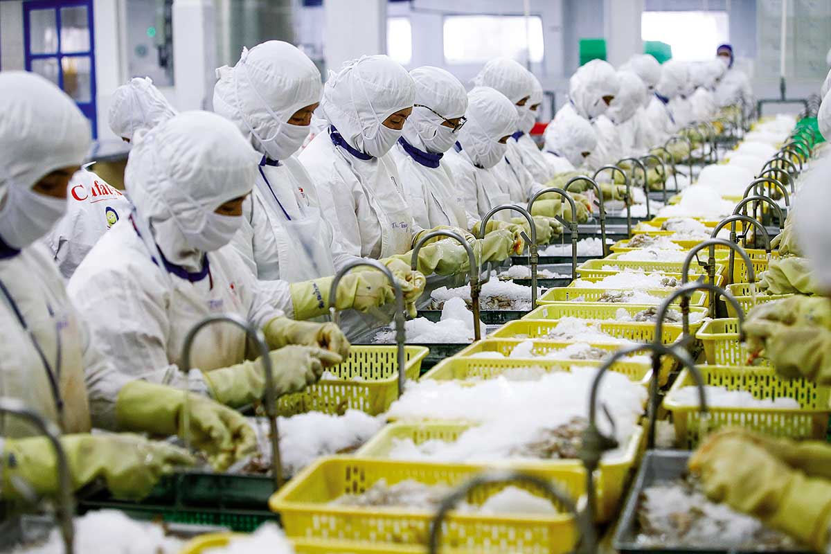 Kim ngạch xuất khẩu gần 10 tháng đã vượt mục tiêu đề ra, song chặng đường còn lại của năm 2025 vẫn nhiều rào cản