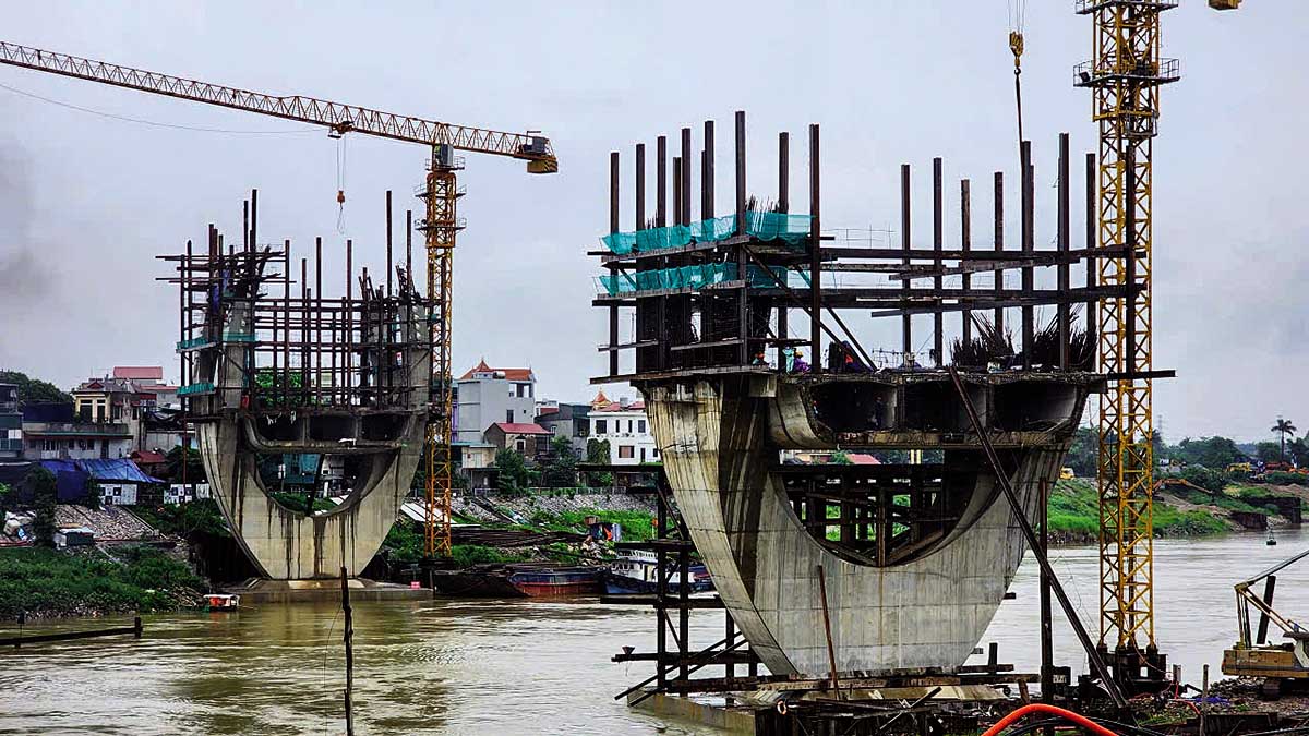 Nhiều Dự án hạ tầng giao thông bị vỡ sâu tiến độ. Trong ảnh: Dự án Nâng cấp tuyến vận tải thủy sông Đuống (cầu đường sắt Đuống) phải gia hạn thời gian hoàn thành
