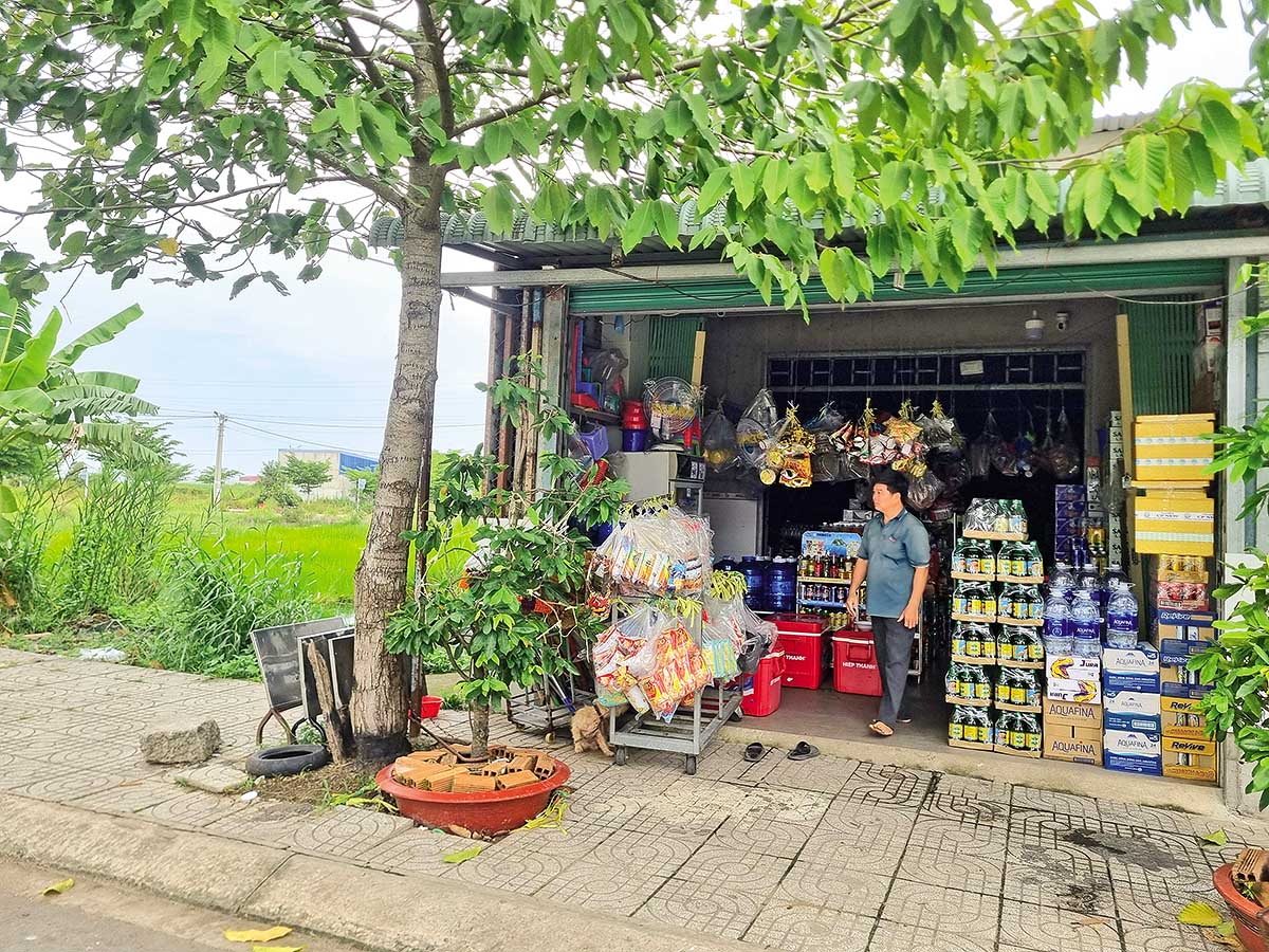 Ông Mạnh Hùng, khách hàng mua đất tại Dự án Bella Vista vẫn mòn mỏi chờ được cấp sổ đỏ (Ảnh: Gia Huy)