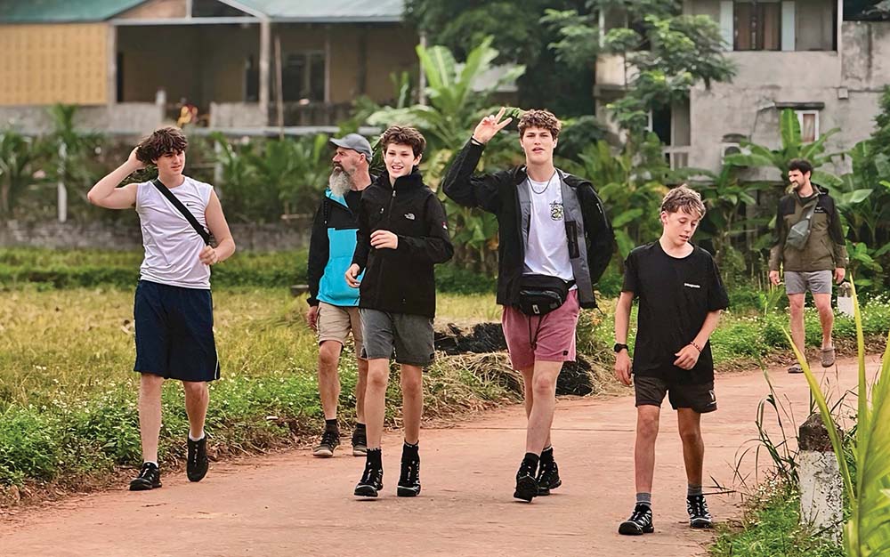 Du khách Nga trải nghiệm không gian du lịch cộng đồng tại Mai Châu (Ảnh: Linh Nguyễn)