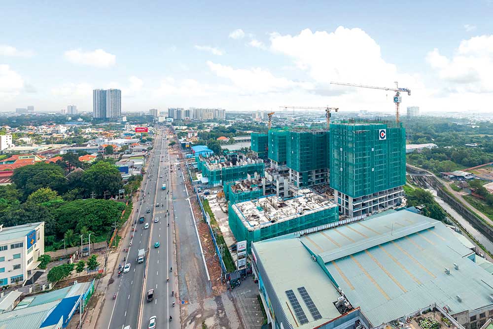 Hạ tầng phát triển khiến các Dự án vùng ven hút khách. Trong ảnh: Quốc lộ 13 có nhiều Dự án được xây dựng hai bên đường
