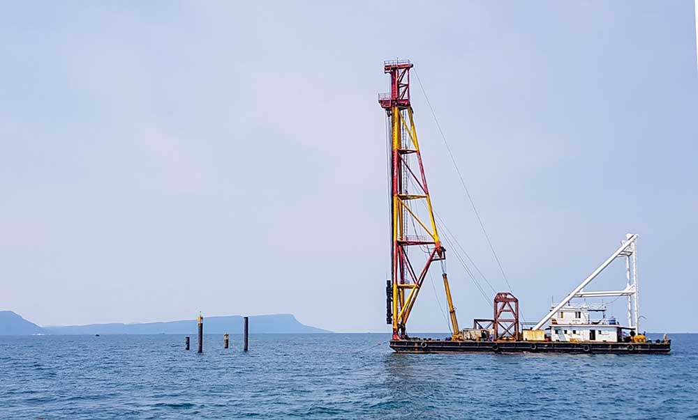 Hầu hết máy móc, thiết bị của Vinawaco đã hết khấu hao. Trong ảnh: Tàu đóng cọc của Vinawaco