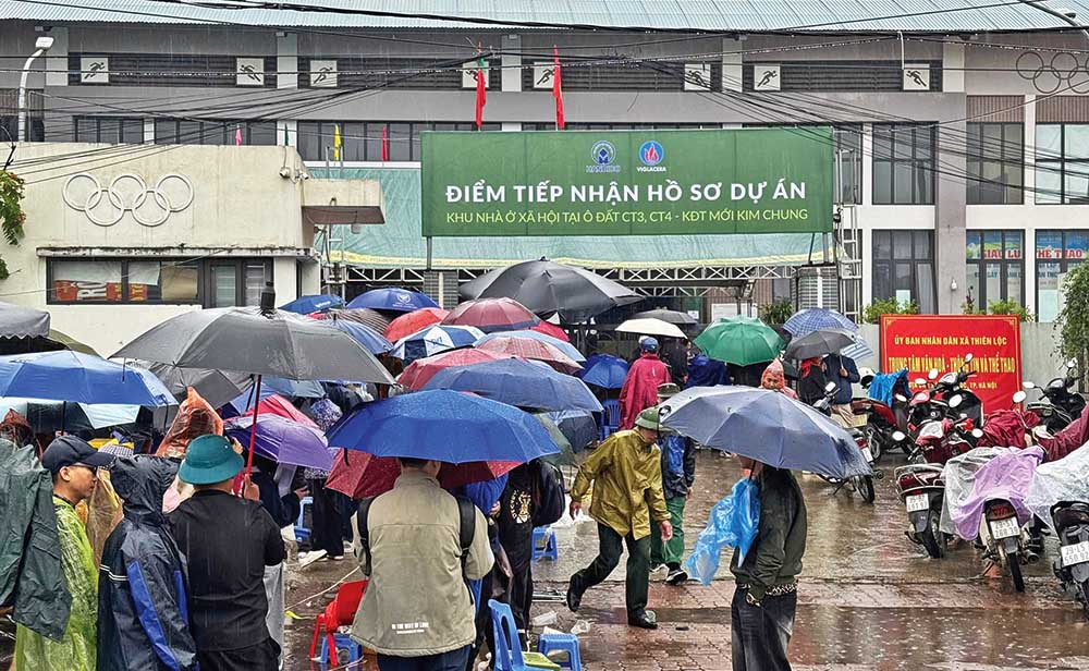 Người dân xếp hàng dài để nộp hồ sơ mua nhà ở xã hội tại xã Thiên Lộc (Hà Nội)