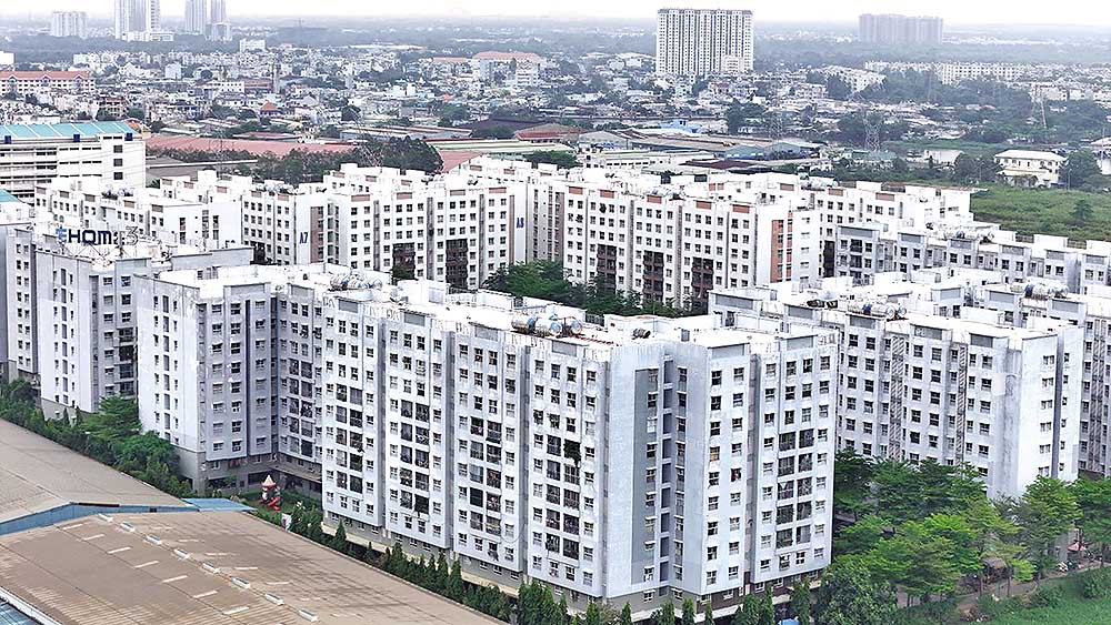 Người lao động trẻ tại TP.HCM mong mua được một căn hộ giá hợp lý để an cư lạc nghiệp (Ảnh: Lê Vũ)