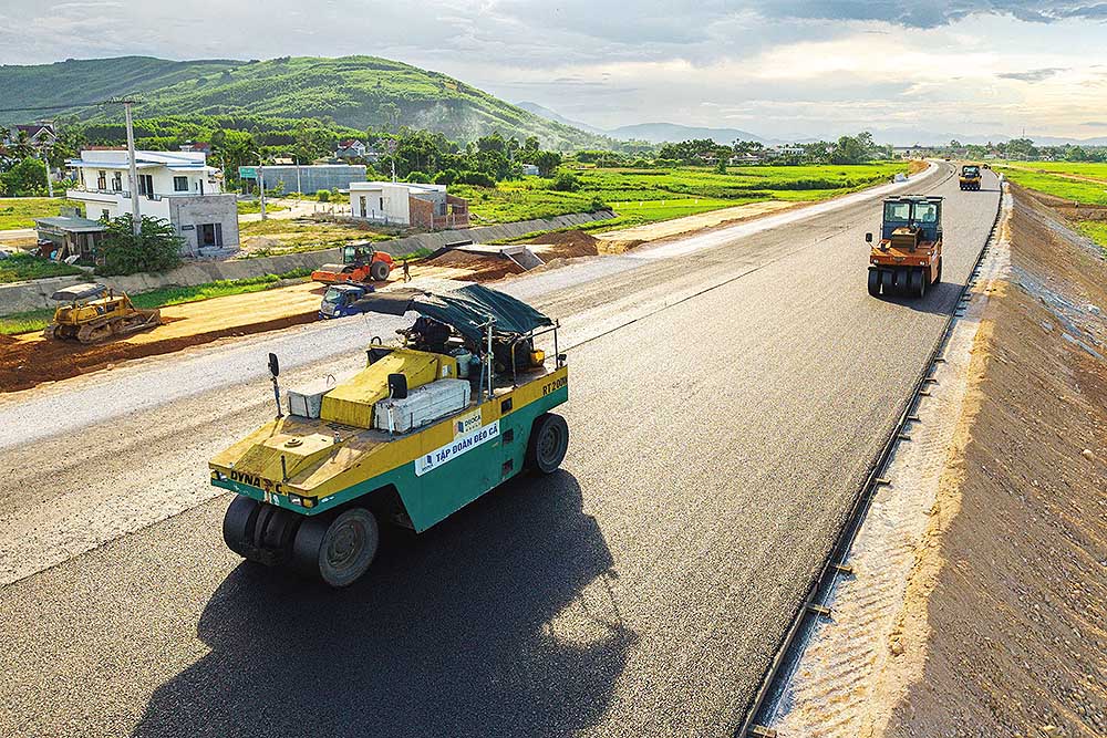 Các Dự án hạ tầng giao thông đang khẩn trương thi công. Trong ảnh: Dự án thành phần cao tốc Bắc - Nam, đoạn Quảng Ngãi - Hoài Nhơn