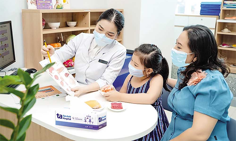 Bác sĩ tư vấn chế độ dinh dưỡng giúp trẻ phát triển toàn diện (Ảnh: bệnh viện đa khoa Tâm Anh)