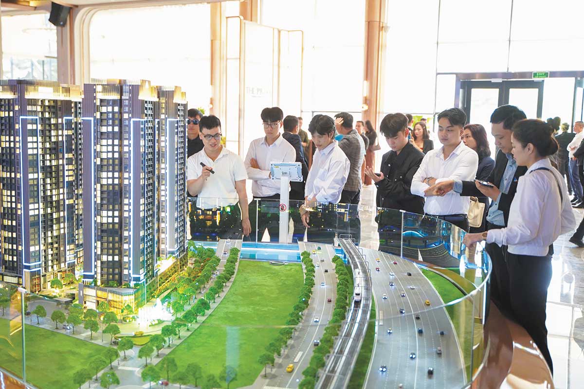 Thị trường địa ốc đang chững lại vì lãi suất tăng. Trong ảnh: Khách hàng đi xem Dự án, nhưng tỷ lệ xuống tiền thấp 	ảnh: v.d