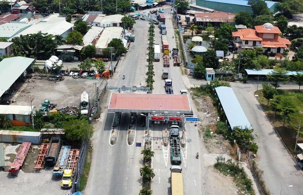 doanh nghiệp than phiền vì phí ra vào cảng tại TP.HCM quá cao. Trong ảnh: Trạm BOT Phú Hữu