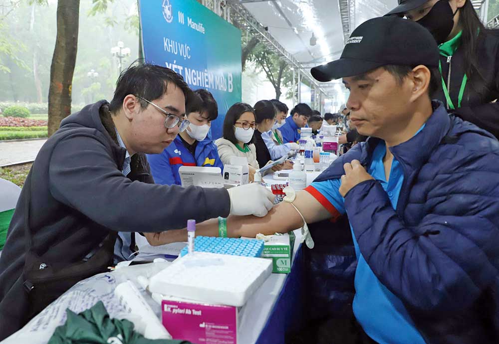 Để đảm bảo t&iacute;nh bền vững, Bộ Y tế đề xuất tăng mức đ&oacute;ng BHYT theo lộ tr&igrave;nh, đồng thời Nh&agrave; nước hỗ trợ một phần cho c&aacute;c nh&oacute;m yếu thế