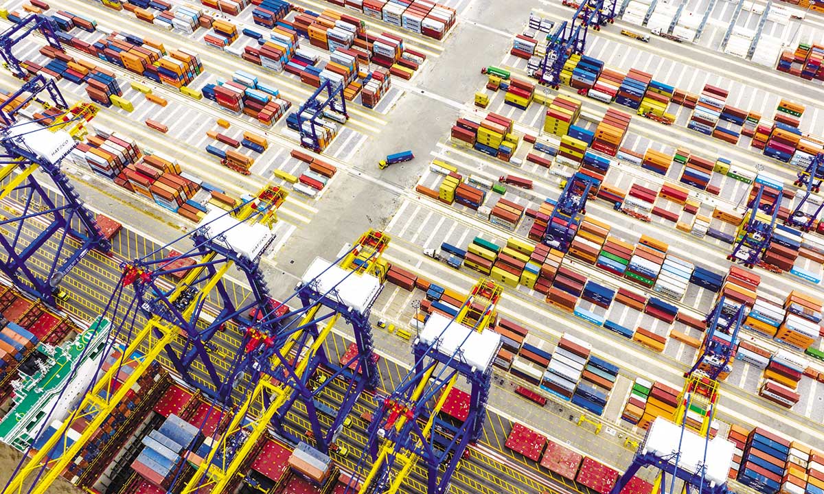 Ước t&iacute;nh, tổng kim ngạch xuất nhập khẩu năm 2025 sẽ chạm mốc kỷ lục 920 tỷ USD, đưa Việt Nam lọt v&agrave;o top 15 quốc gia c&oacute; quy m&ocirc; thương mại lớn nhất thế giới 