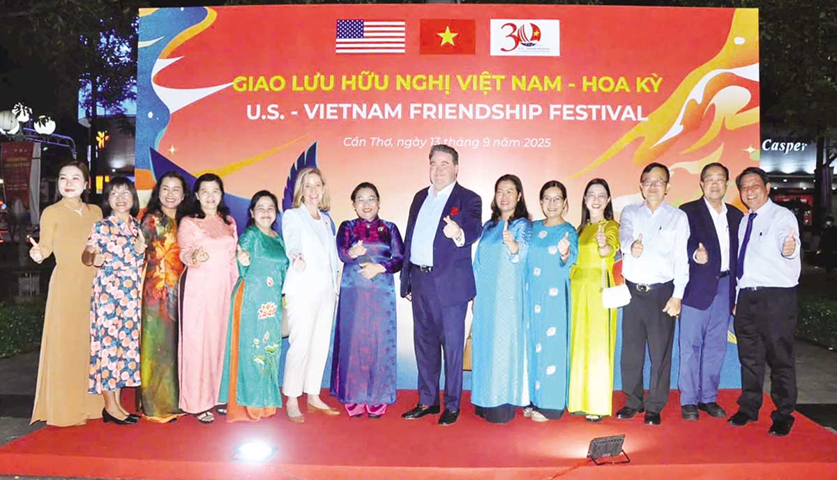 L&atilde;nh đạo TP. Cần Thơ, Đại sứ v&agrave; Tổng l&atilde;nh sự Hoa kỳ tại TP.HCM chụp ảnh lưu niệm tại Chương tr&igrave;nh Giao lưu hữu nghị Việt Nam - Hoa Kỳ tổ chức tại Cần Thơ v&agrave;o ng&agrave;y 13/9/2025