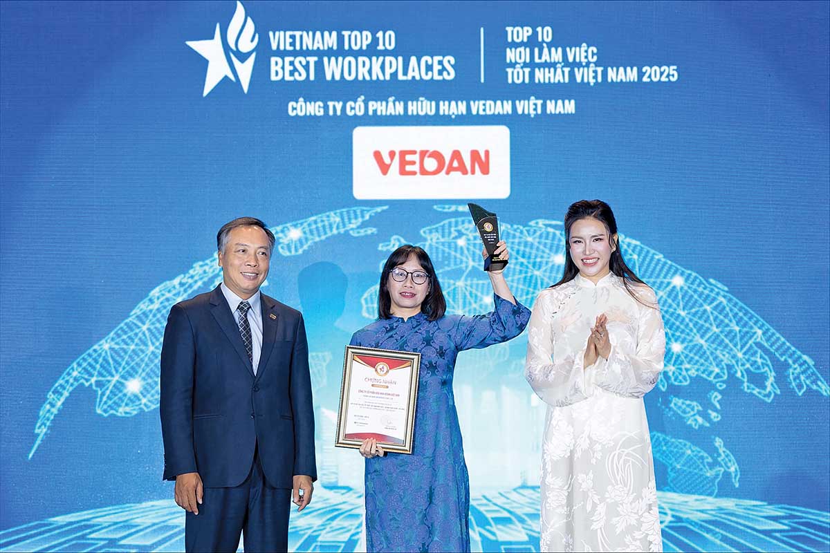 Đại diện Vedan Việt Nam đ&oacute;n nhận Giải thưởng &ldquo;Top 10 Nơi l&agrave;m việc tốt nhất Việt Nam năm 2025&rdquo;