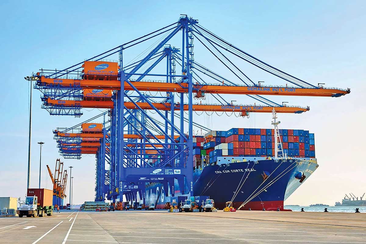 Bốc xếp container tại cảng Gemadept - Terminal Link (Ảnh: P.V)