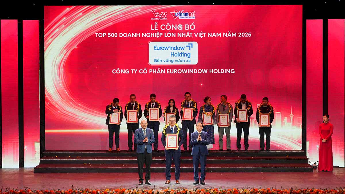 Đại diện Eurowindow Holding nhận vinh danh Top 500 doanh nghiệp lớn nhất Việt Nam