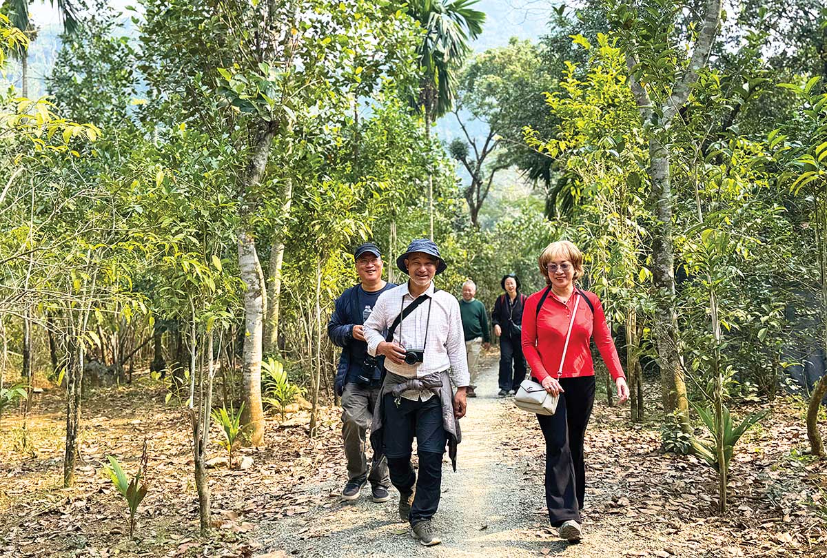 Du kh&aacute;ch h&agrave;o hứng với con đường trekking Tuyết Sơn - ch&ugrave;a Bảo Đ&agrave;i 