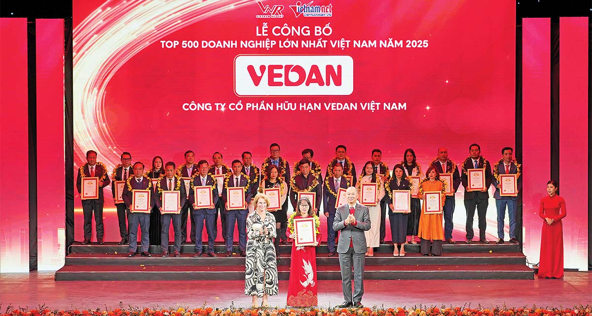 Đại diện Vedan Việt Nam, b&agrave; H&agrave; Thị H&ograve;a B&igrave;nh, Ph&oacute; gi&aacute;m đốc, nhận chứng nhận từ Ban Tổ chức