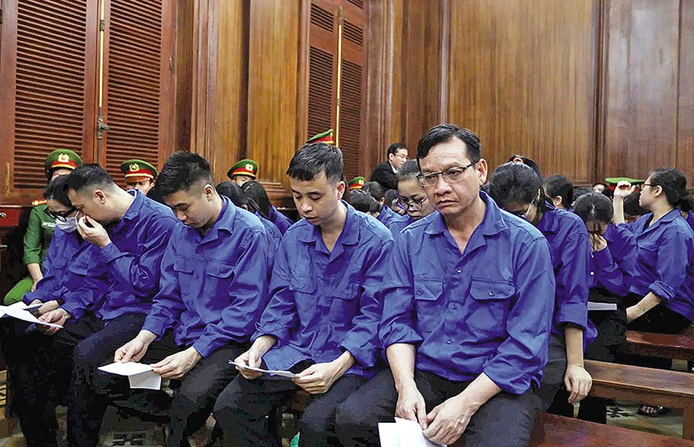 Đo&agrave;n Hữu Lượng (h&agrave;ng đầu, đeo k&iacute;nh) v&agrave; c&aacute;c bị c&aacute;o tại t&ograve;a