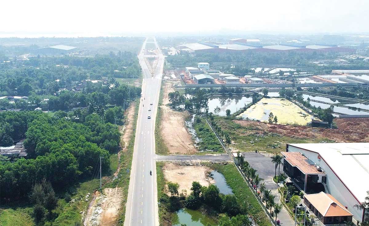 Đường sắt đ&ocirc; thị Đ&agrave; Nẵng được triển khai sẽ mở ra h&agrave;nh lang ph&aacute;t triển lớn, trong đ&oacute; c&oacute; khu đ&ocirc; thị, logistics. Trong ảnh: Khu kinh tế mở Chu Lai - khu vực dự kiến đường sắt đ&ocirc; thị Đ&agrave; Nẵng đi qua (Ảnh: P.V)