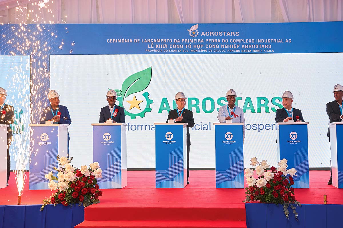 &Ocirc;ng Nguyễn Văn Thiện, Chủ tịch Tập đo&agrave;n Xu&acirc;n Thiện (thứ nhất từ phải sang), c&ugrave;ng ng&agrave;i Isaac dos Anjos, Bộ trưởng Bộ N&ocirc;ng nghiệp Angola ấn n&uacute;t khởi c&ocirc;ng Tổ hợp c&ocirc;ng nghiệp AGROTARS tại Angola