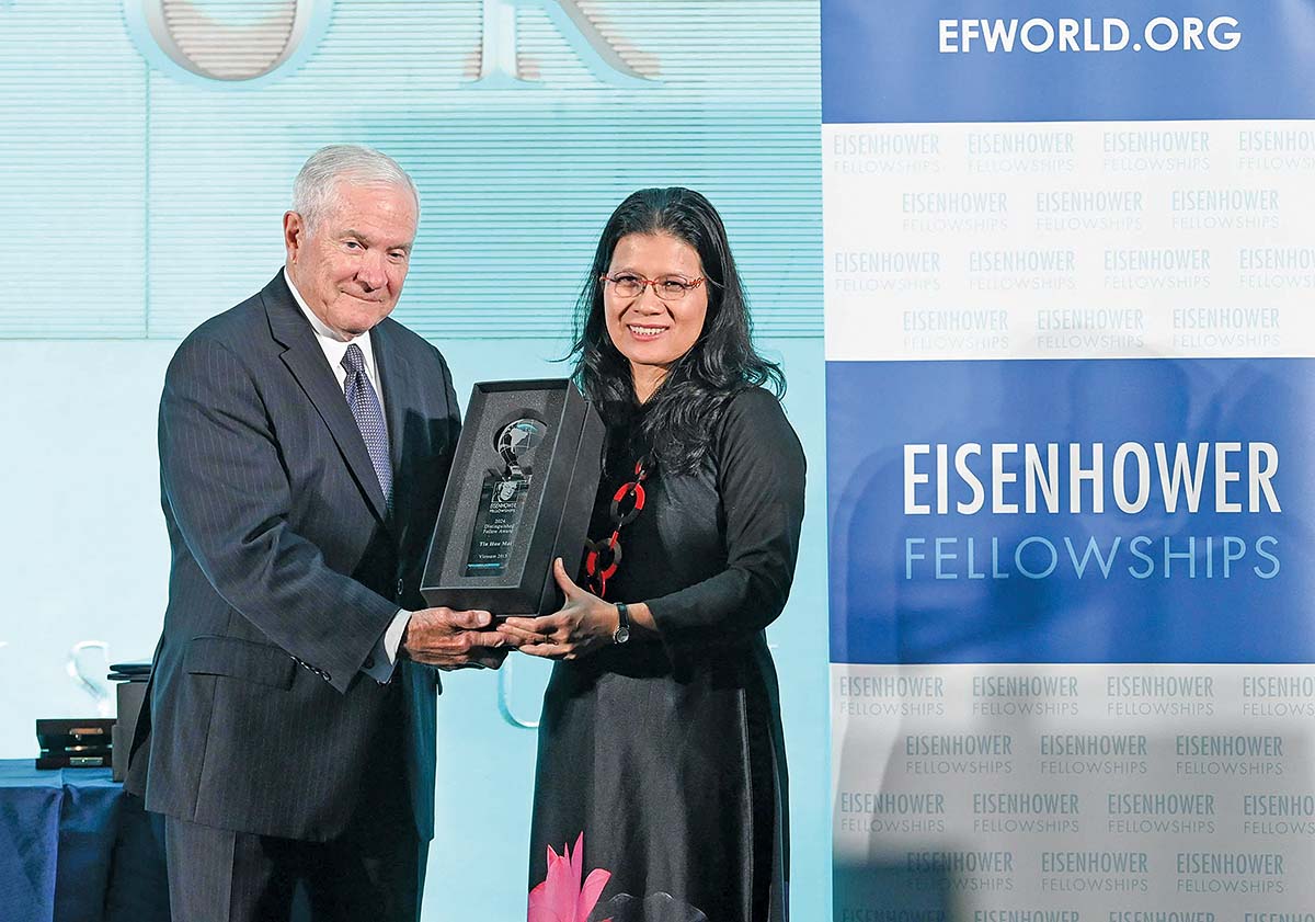 Chủ tịch Chương tr&igrave;nh L&atilde;nh đạo Eisenhower Robert Gates trao Giải thưởng Th&agrave;nh vi&ecirc;n Eisenhower xuất sắc năm 2024 cho b&agrave; Thảo Griffiths 	