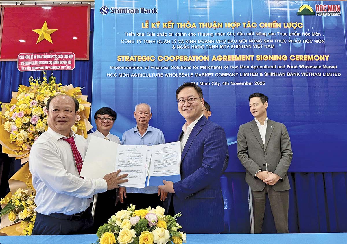 Đại diện Bộ C&ocirc;ng thương v&agrave; Shopee k&yacute; kết Bi&ecirc;n bản ghi nhớ hợp t&aacute;c th&uacute;c đẩy xuất khẩu  trực tuyến b&aacute;n lẻ h&agrave;ng Việt sang thị trường ASEAN