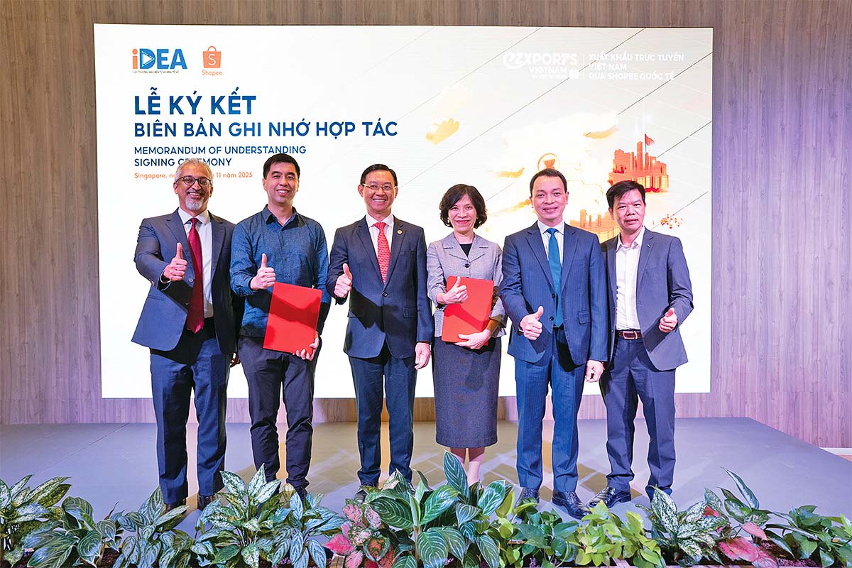 Đại diện Bộ C&ocirc;ng thương v&agrave; Shopee k&yacute; kết Bi&ecirc;n bản ghi nhớ hợp t&aacute;c th&uacute;c đẩy xuất khẩu  trực tuyến b&aacute;n lẻ h&agrave;ng Việt sang thị trường ASEAN