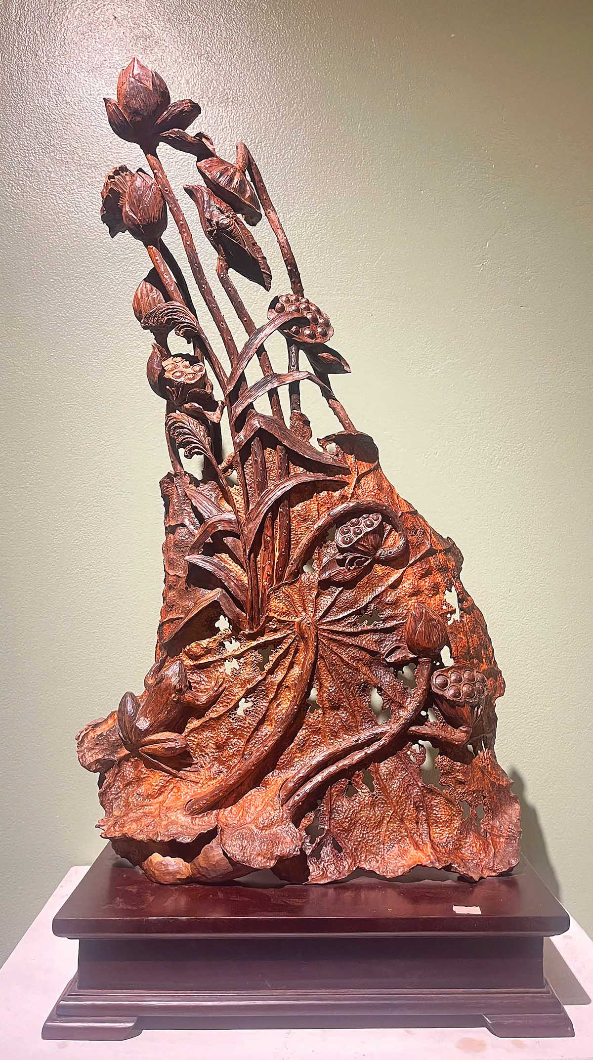 Những đ&oacute;a sen Thu tr&ecirc;n gỗ lũa được chế t&aacute;c từ gỗ chắc, liền khối, kh&ocirc;ng chắp gh&eacute;p,  thể hiện triết l&yacute; l&agrave;m nghề bền bỉ của Nghệ nh&acirc;n ưu t&uacute; Đỗ Văn Cường