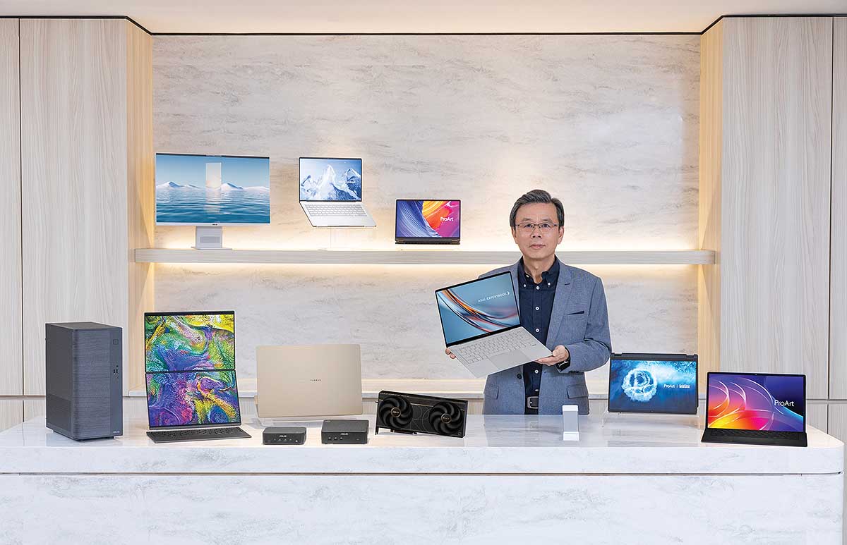 &Ocirc;ng Samson Hu, đồng CEO của ASUS c&ugrave;ng loạt sản phẩm cải tiến vừa được h&atilde;ng giới thiệu tại CES 2026	ảnh: p.v