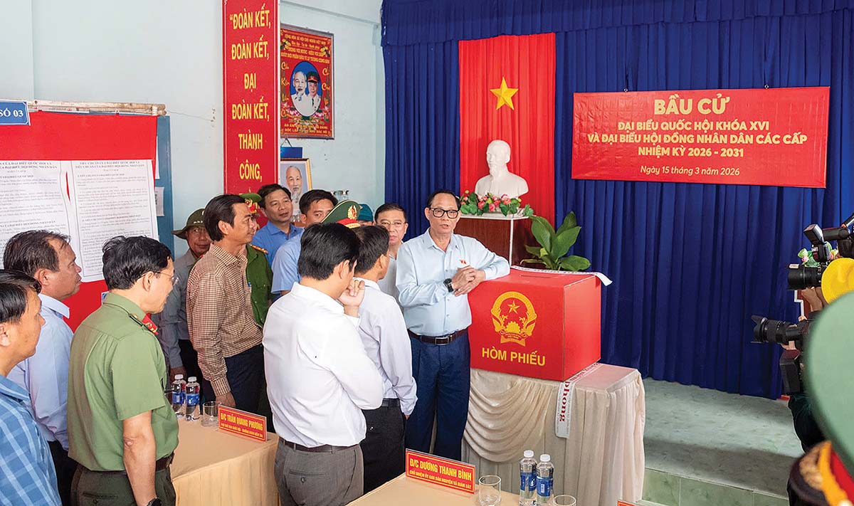 Ph&oacute; chủ tịch Quốc hội Trần Quang Phương kiểm tra, gi&aacute;m s&aacute;t c&ocirc;ng t&aacute;c chuẩn bị bầu cử tại tỉnh C&agrave; Mau (Ảnh: quochoi.vn)