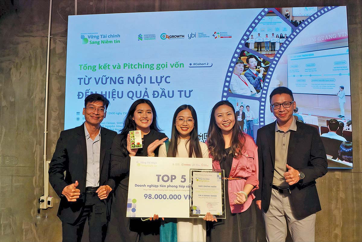 Trần L&ecirc; Quỳnh Diễm (ở giữa) đưa An Xu&acirc;n lọt v&agrave;o Top 5 doanh nghiệp được cấp vốn mồi 4.000 USD trong chương tr&igrave;nh &ldquo;Vững t&agrave;i ch&iacute;nh - S&aacute;ng niềm tin&rdquo; do Quỹ khởi nghiệp doanh nghiệp Khoa học v&agrave; C&ocirc;ng nghệ Việt Nam (SVF) tổ chức	ảnh: p.v