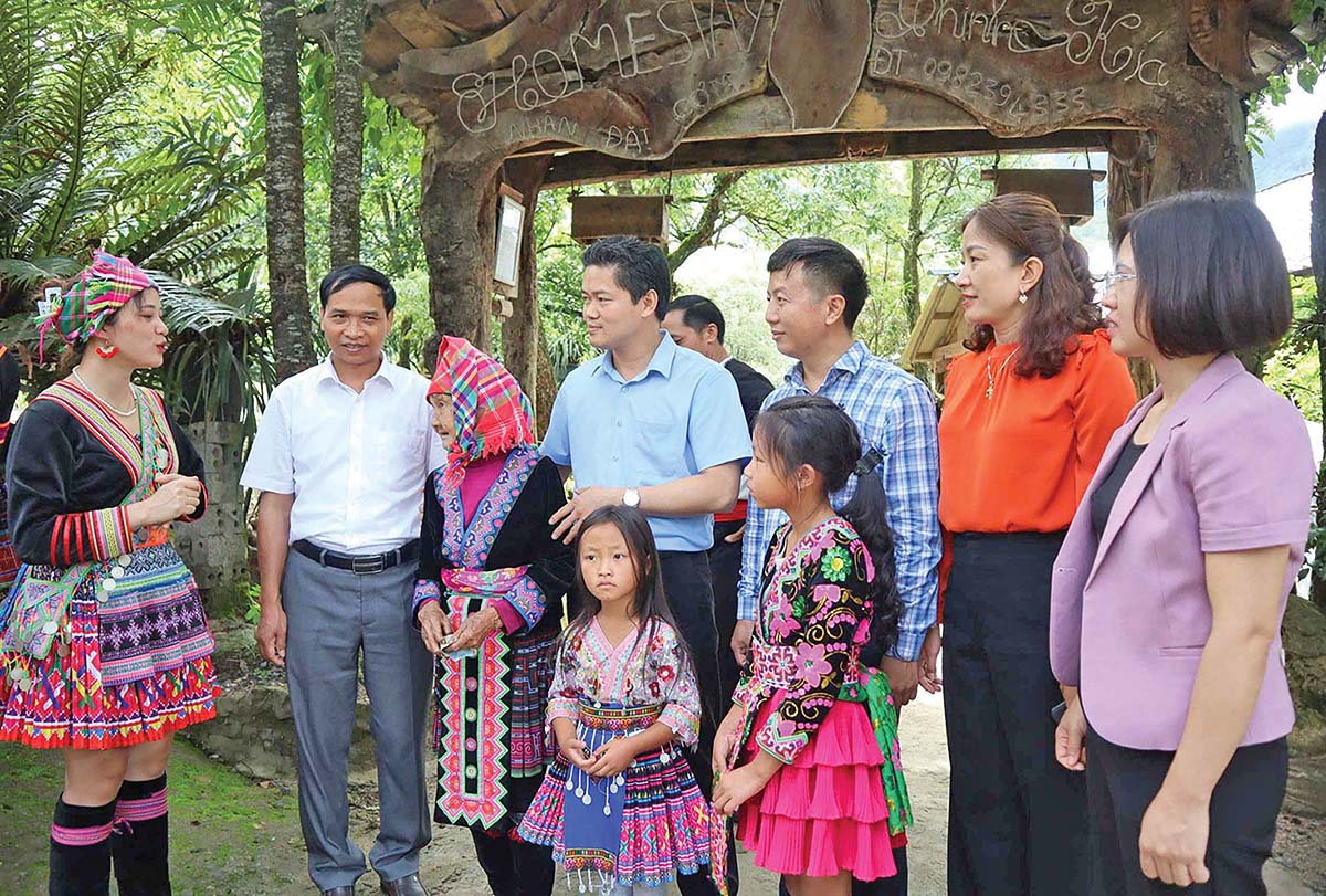 Bản Sin Suối Hồ ngày càng được nhiều du khách tìm đến