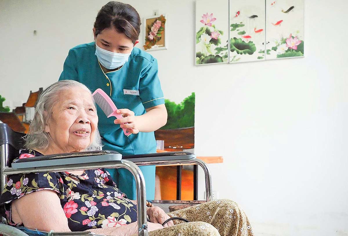 Việt Nam đang bước vào giai đoạn già hóa dân số, nhu cầu chăm sóc người cao tuổi ngày càng cấp thiết
