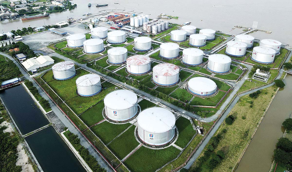 Việt Nam đang tiến h&agrave;nh để sớm x&acirc;y dựng kho dự trữ xăng dầu chiến lược. Trong ảnh: Tổng kho xăng dầu Nh&agrave; B&egrave; (Ảnh: Ngọc Dương)