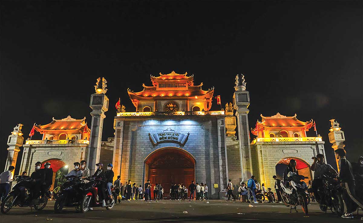 Cổng Đền H&ugrave;ng rực s&aacute;ng trong đ&ecirc;m, dẫn lối v&agrave;o kh&ocirc;ng gian di sản linh thi&ecirc;ng